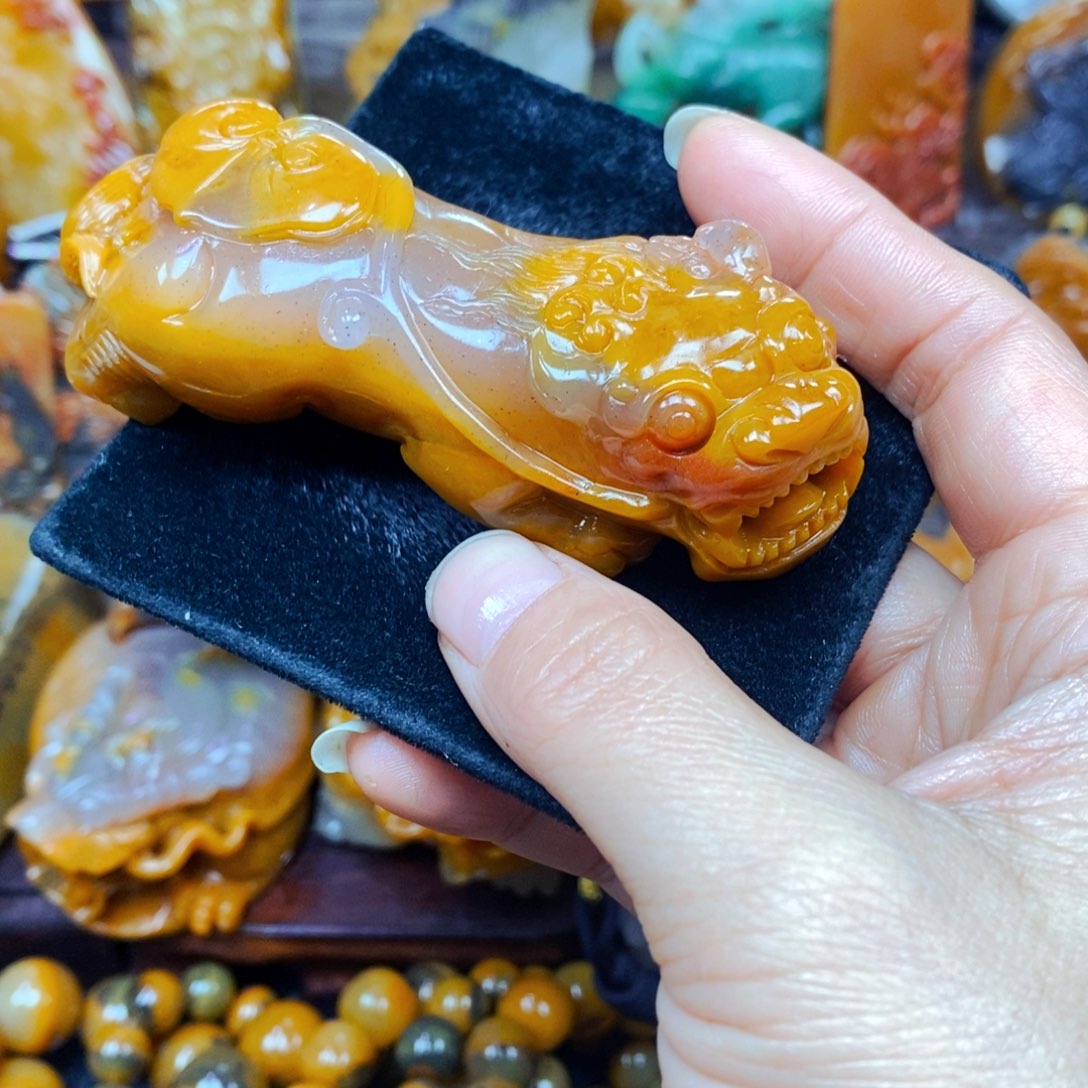 未镶嵌石英质玉（黄龙玉）颈饰