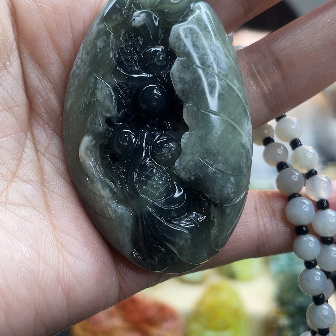 蛇纹石玉颈饰未镶嵌