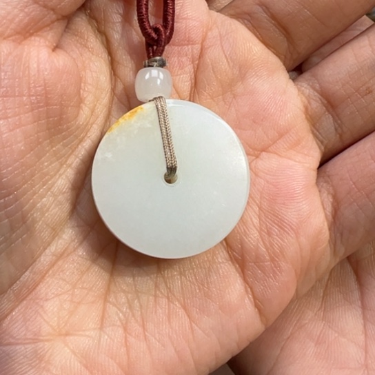 和田玉颈饰未镶嵌平安扣