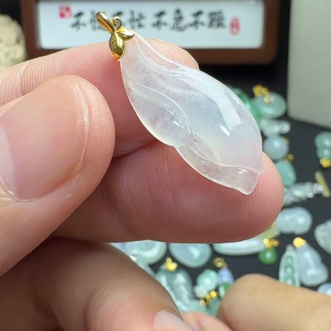 翡翠18K金镶嵌颈饰玉兰花