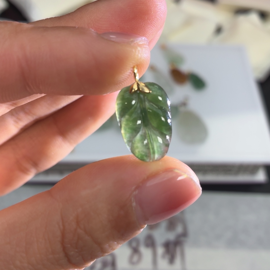 翡翠18K金镶嵌颈饰叶子