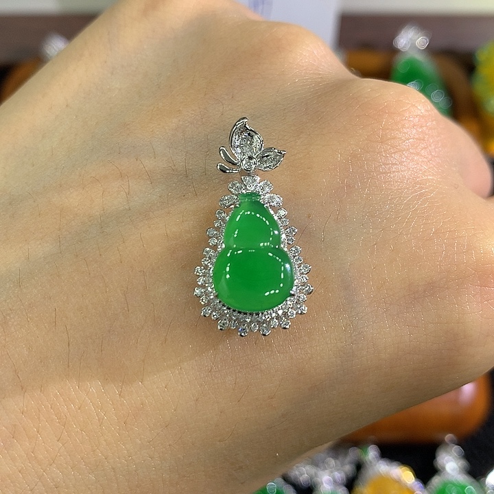 翡翠18K金镶嵌颈饰葫芦