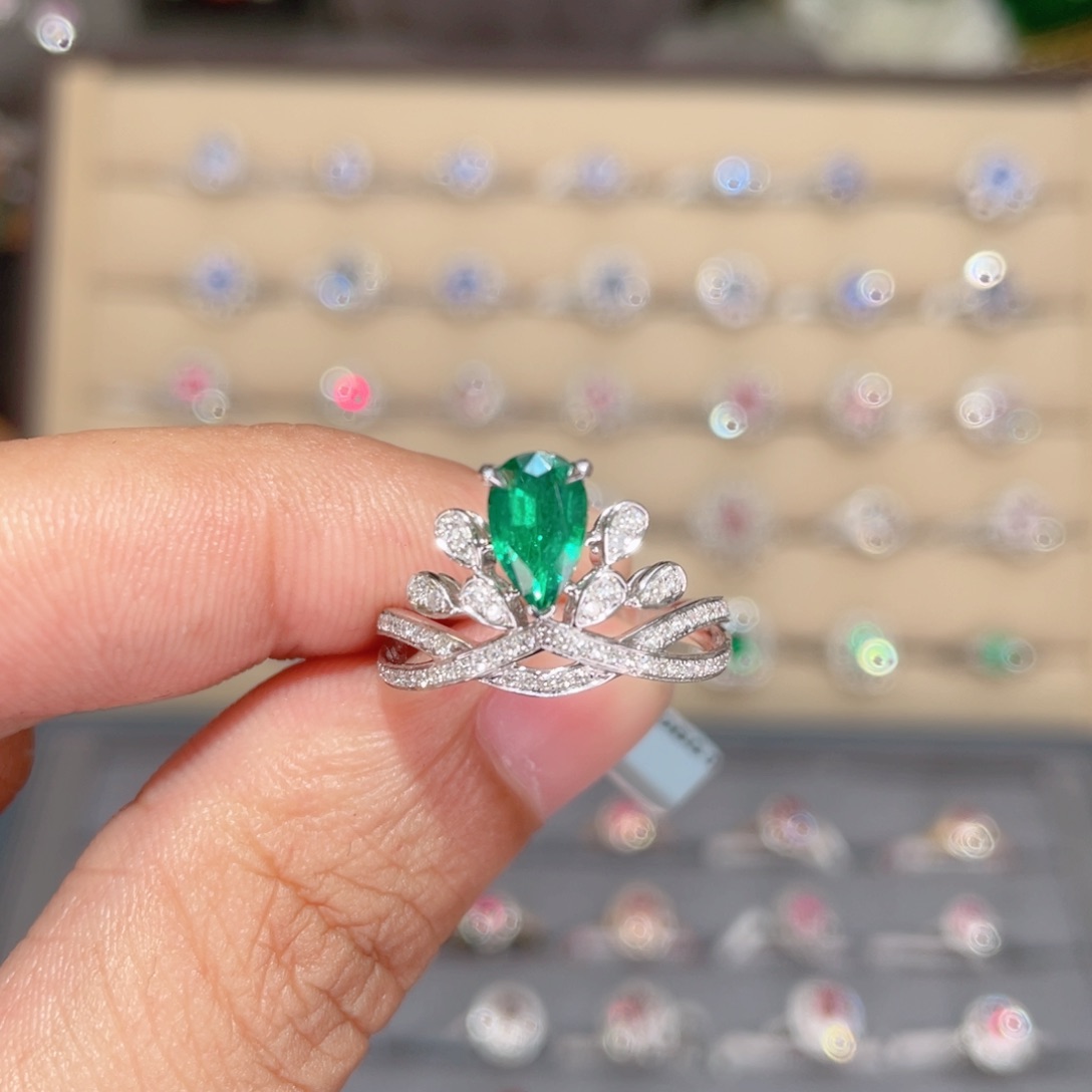 祖母绿戒指18K金镶嵌0.75ct 