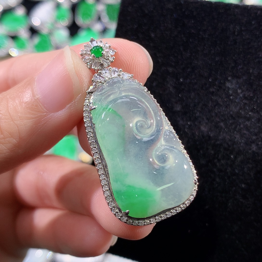 翡翠18K金镶嵌颈饰