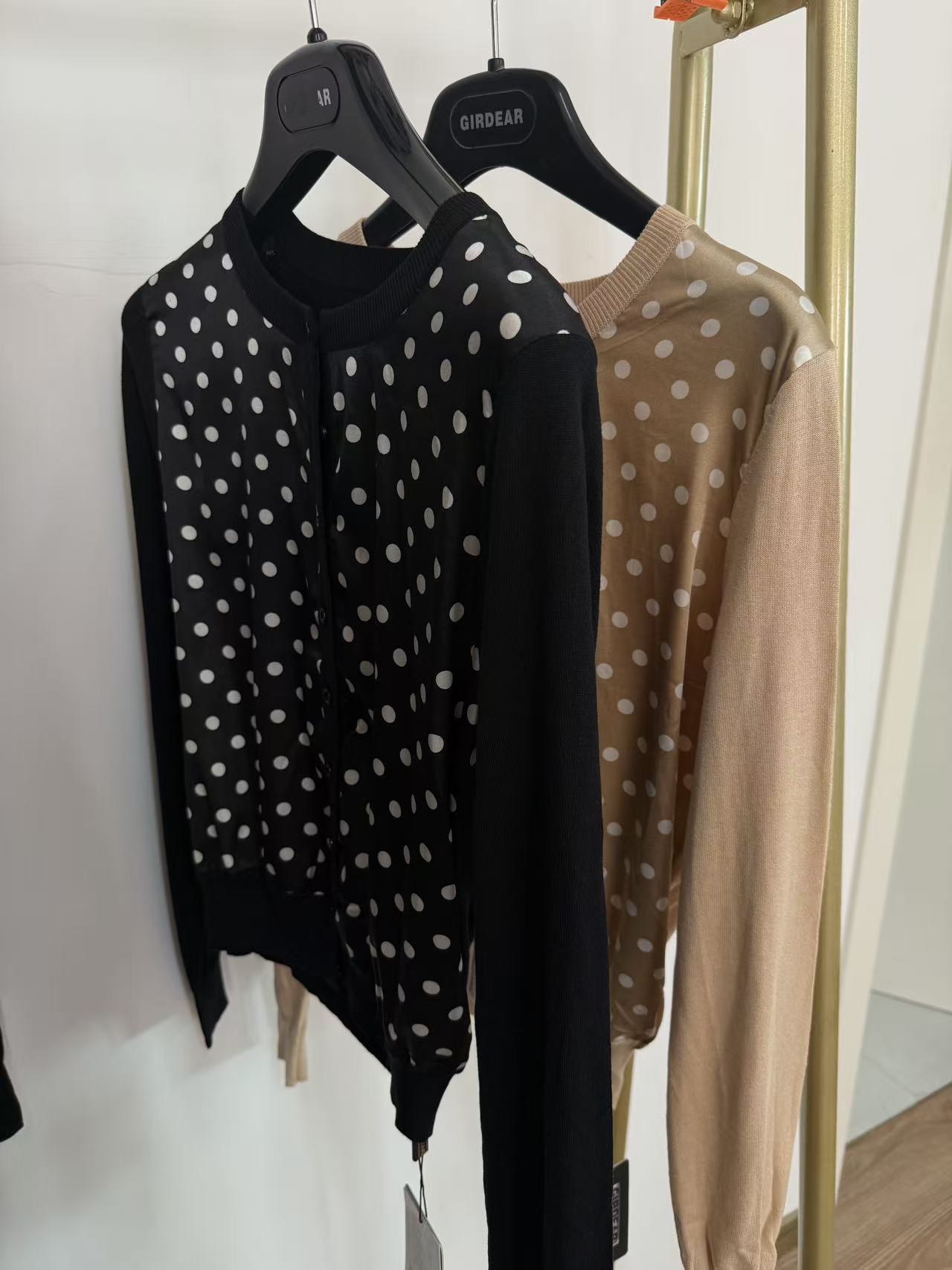 不支持退换 女款点点圆领针织开衫1005-700005