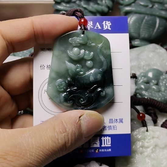 翡翠未镶嵌颈饰挂件