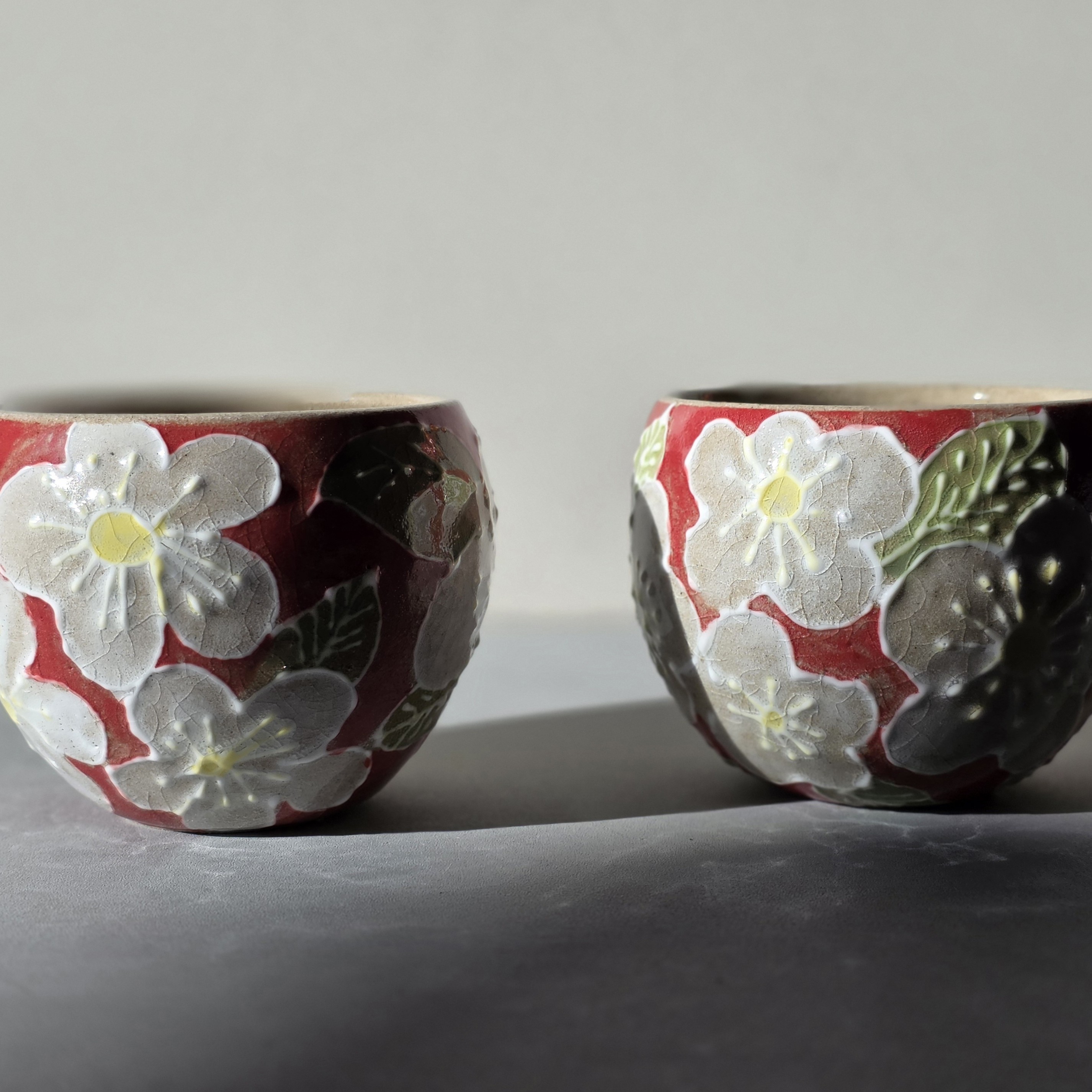 手绘花朵图案陶瓷杯