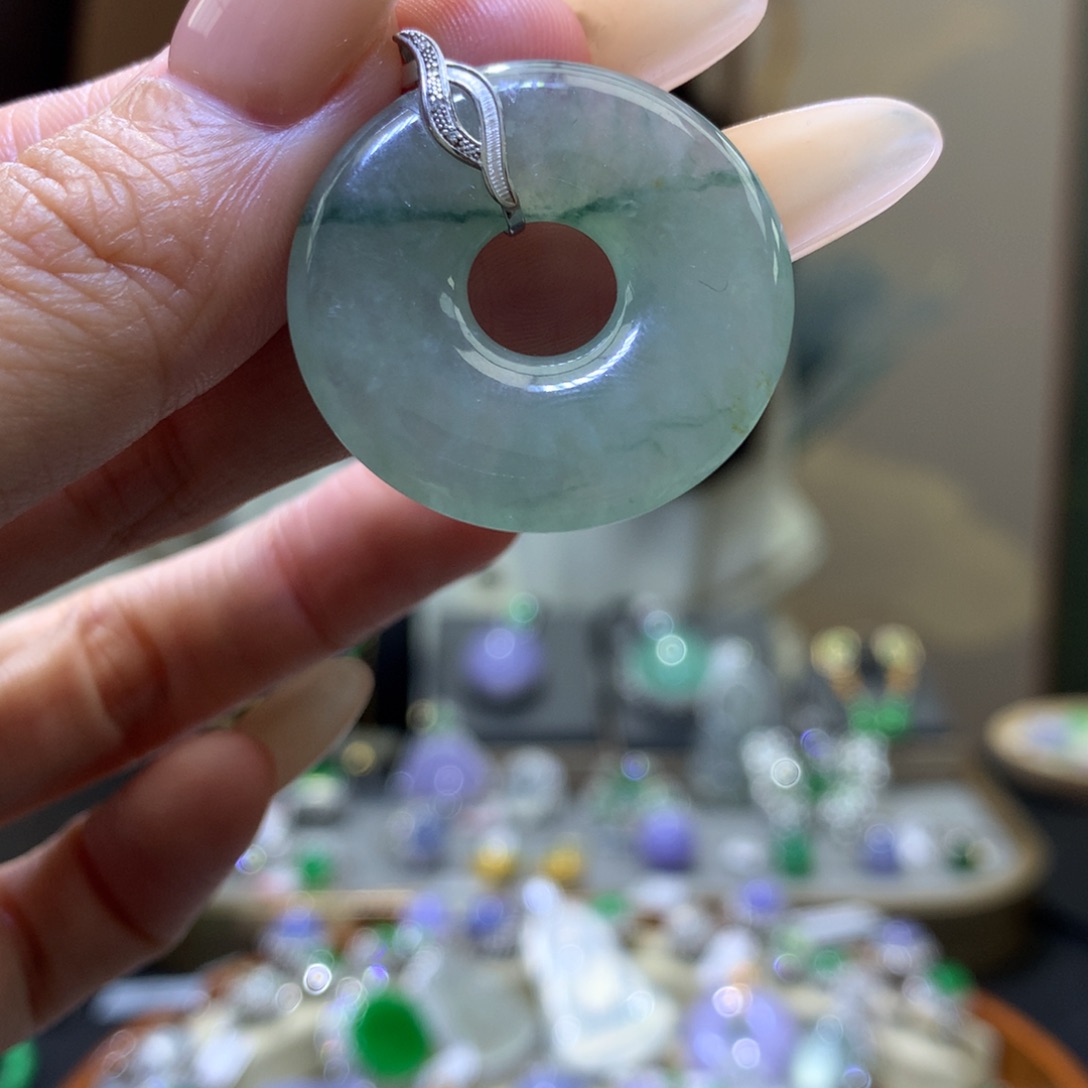 颈饰18K金镶嵌翡翠