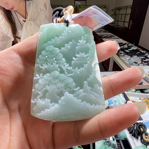 翡翠未镶嵌颈饰一个