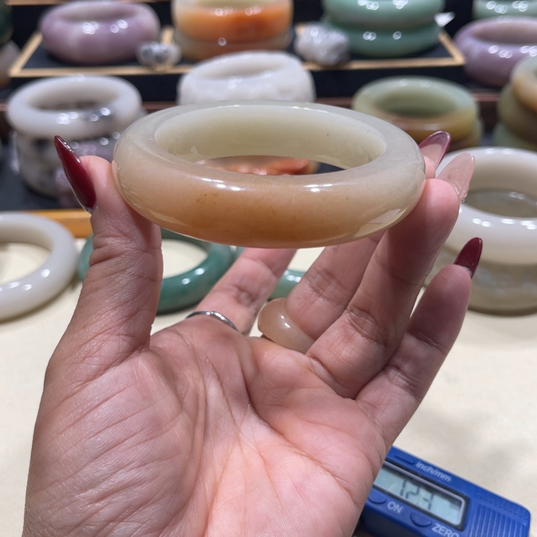 未镶嵌手镯石英岩玉