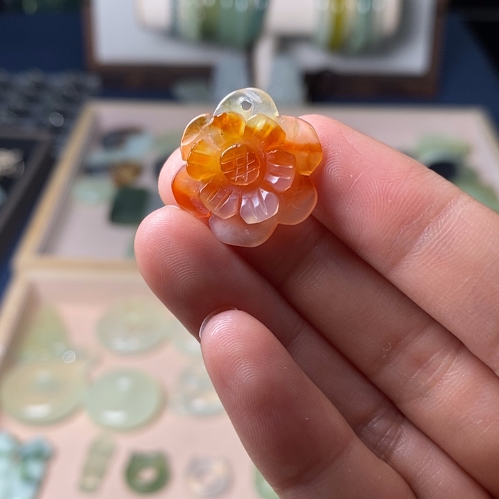 蛇纹石玉颈饰未镶嵌