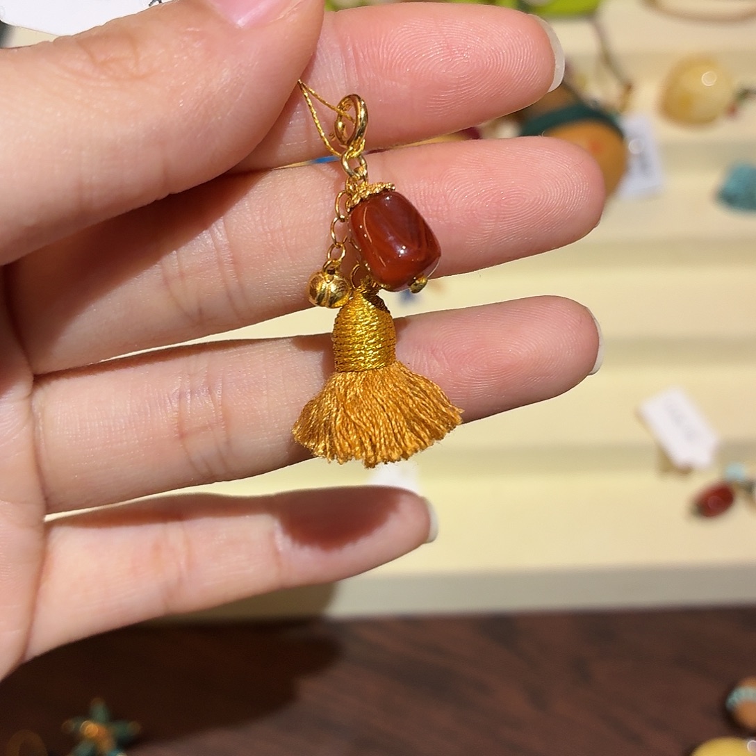 红红流苏挂件提溜