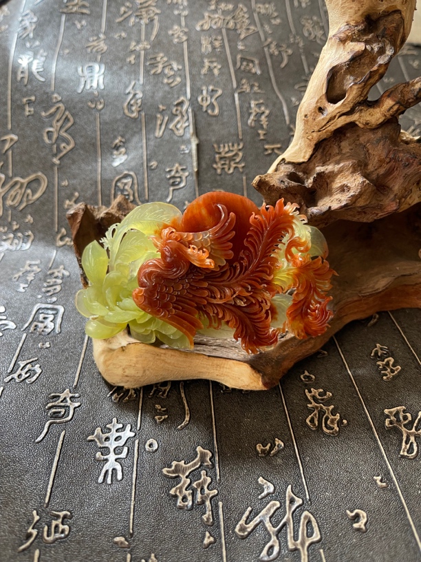 精美花玉俏色巧雕的凤凰挂坠吊坠，凤戏牡丹雕工精美，颜色漂亮