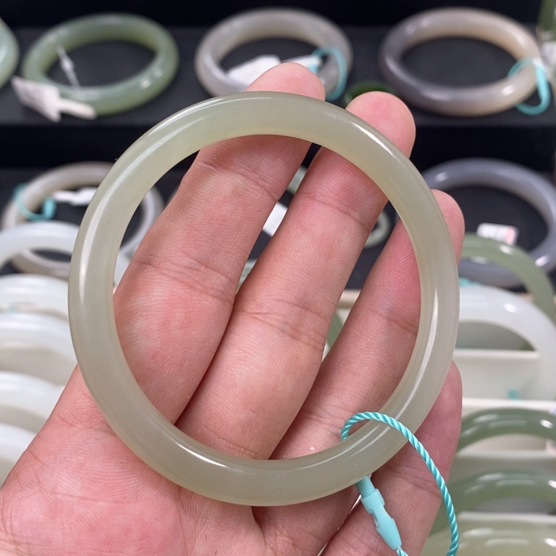 和田玉手镯未镶嵌5556