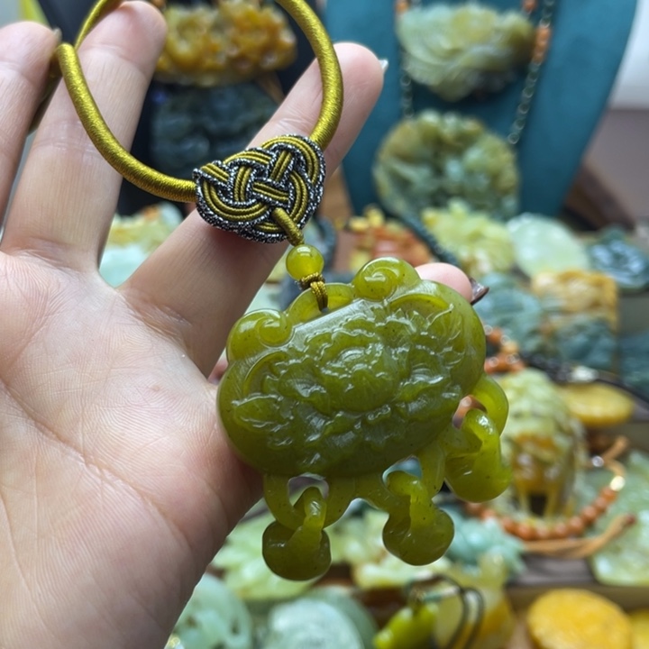 蛇纹石玉未镶嵌颈饰