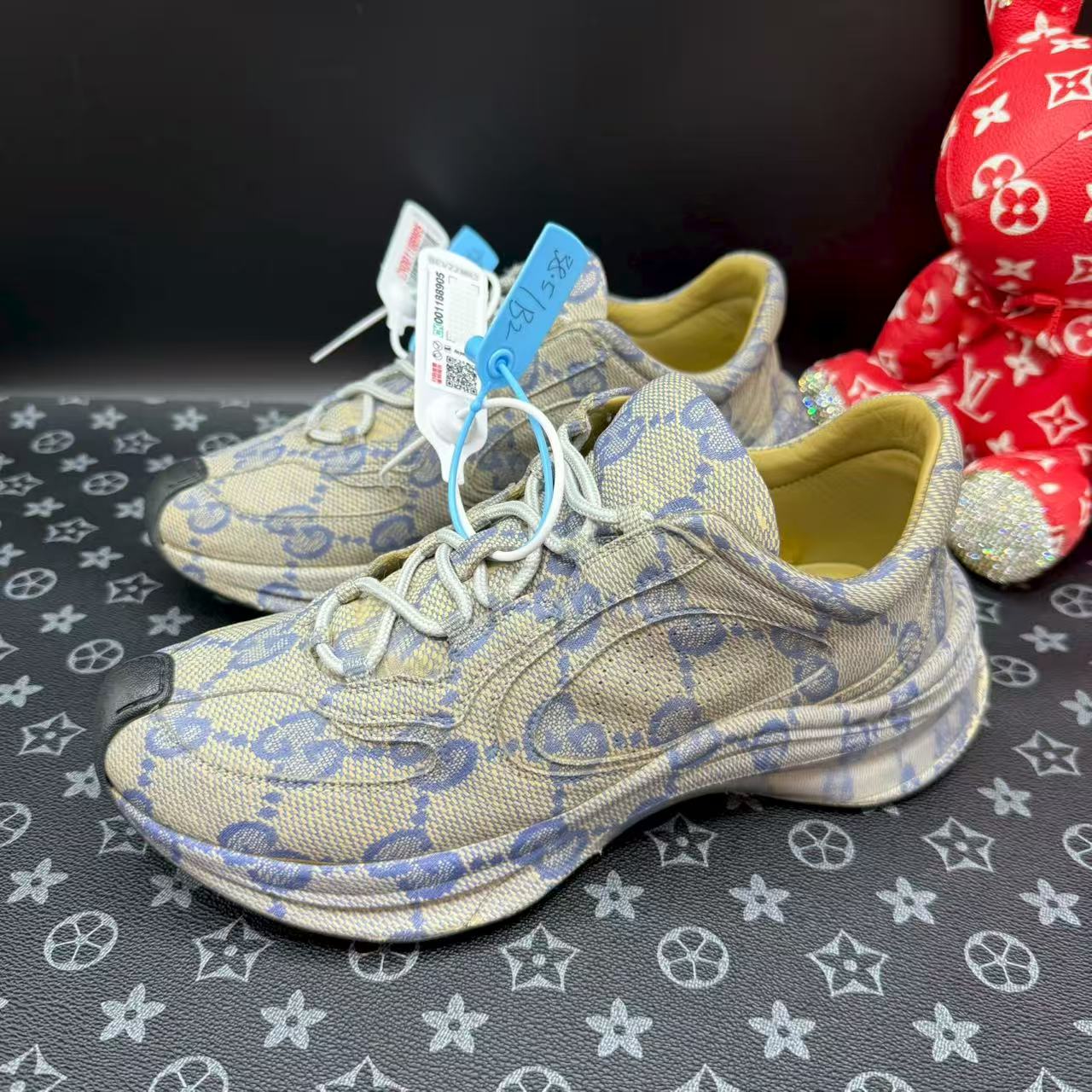 95新 GUCCI/古驰 男士时尚灰蓝老花运动鞋38.5欧码 olas175