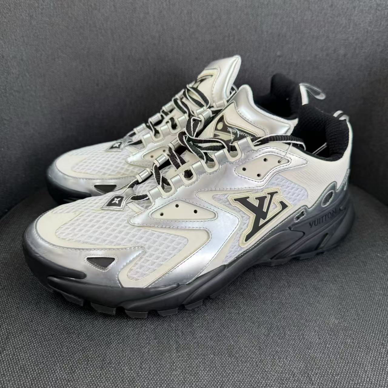 95新 LouisVuitton/路易威登 黑白银拼接撞色RUNNER男士运动奢鞋