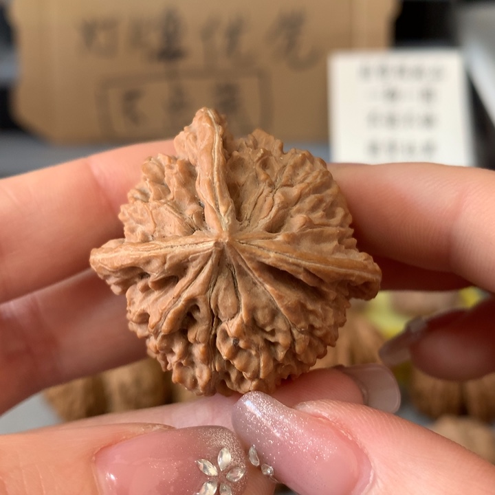 劲***松吊坠文玩核桃异形单只，有瑕疵