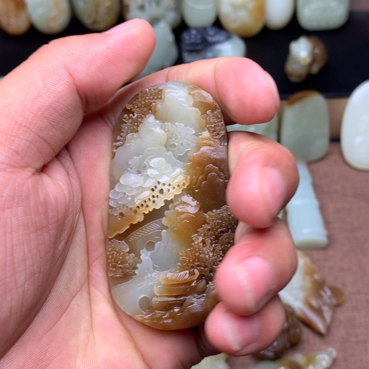 苏***阳和田玉（糖玉）未镶嵌颈饰