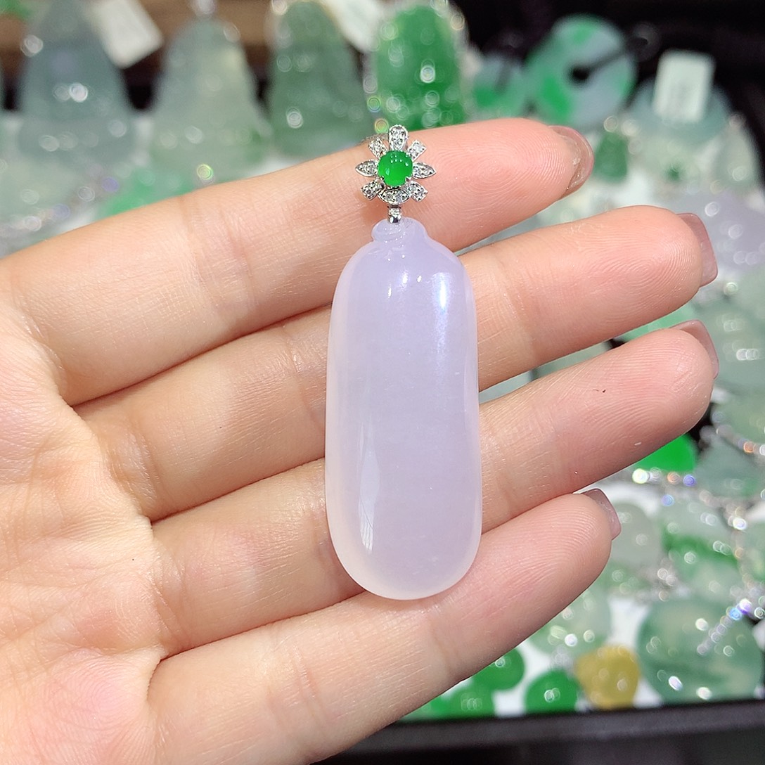 翡翠18K金镶嵌颈饰瓜