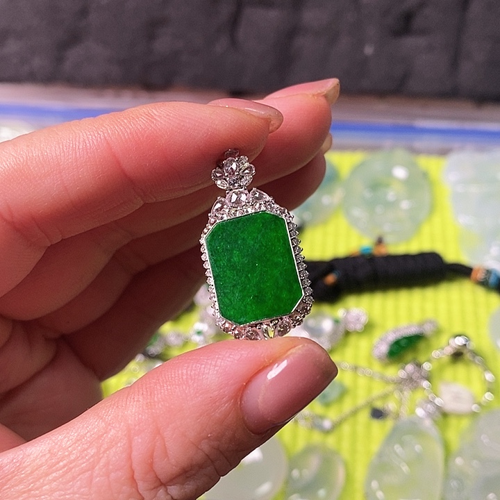 翡翠颈饰18K金镶嵌吊坠