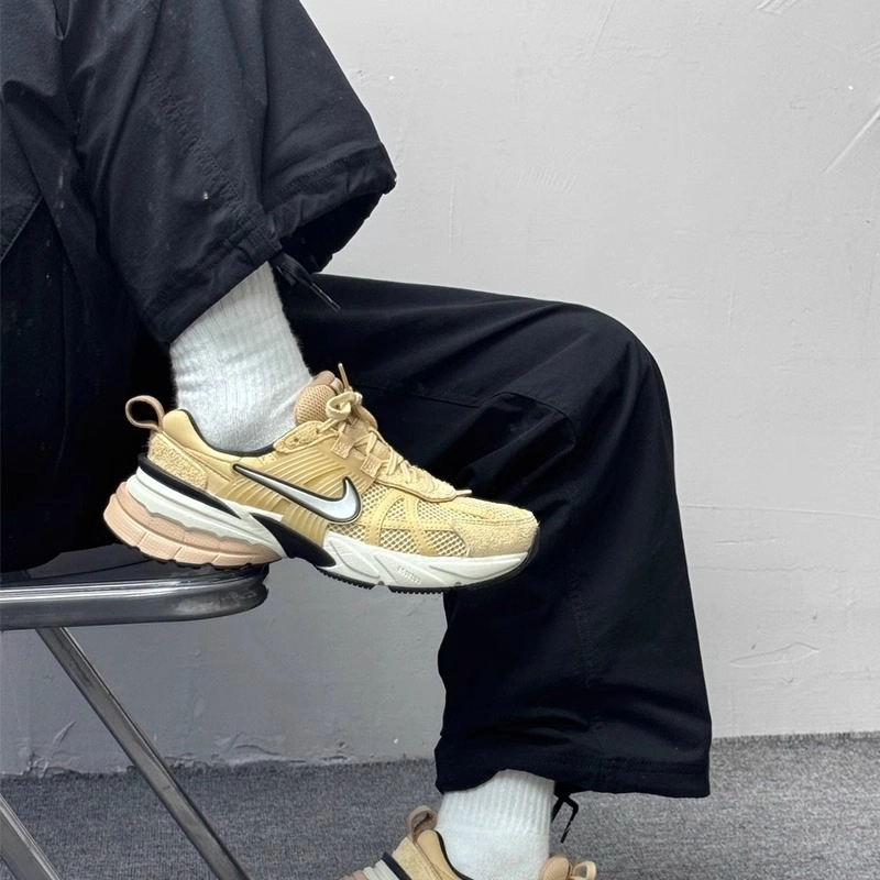 (断码孤品)NIKE/耐克 V2K男女同款低帮休闲跑步鞋FN6703-200-44