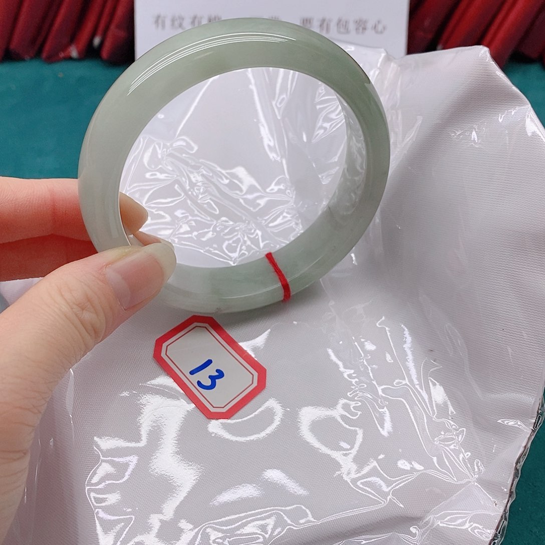 翡翠手镯未镶嵌于****1333333333