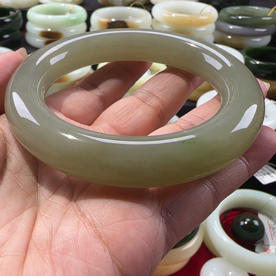 和田玉手镯未镶嵌