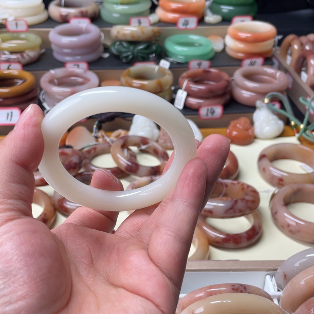 小***嘞石英质玉未镶嵌手镯