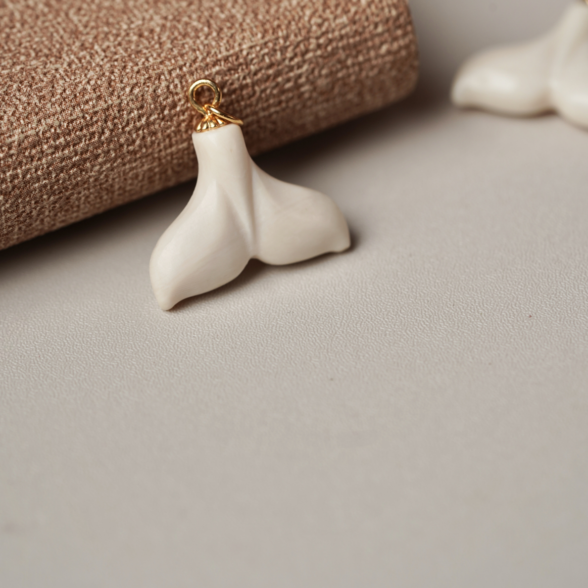 A258-O天然猛犸象牙 雕刻鱼尾配饰 约16×4mm支持鉴定 假一罚十