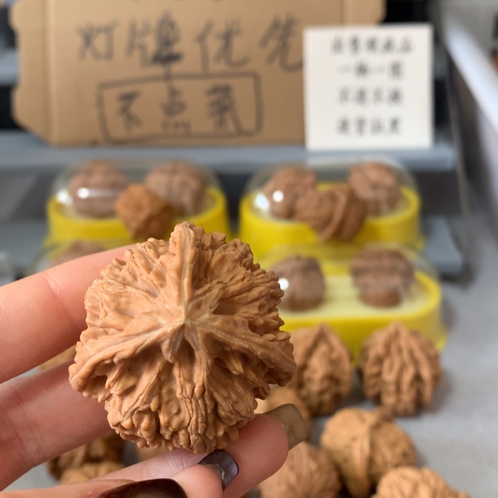 墨***玩文玩核桃吊坠异形单只，有瑕疵