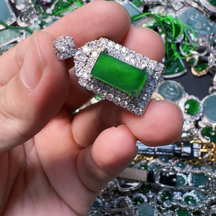 翡翠未镶嵌颈饰天然A货翡翠放漏