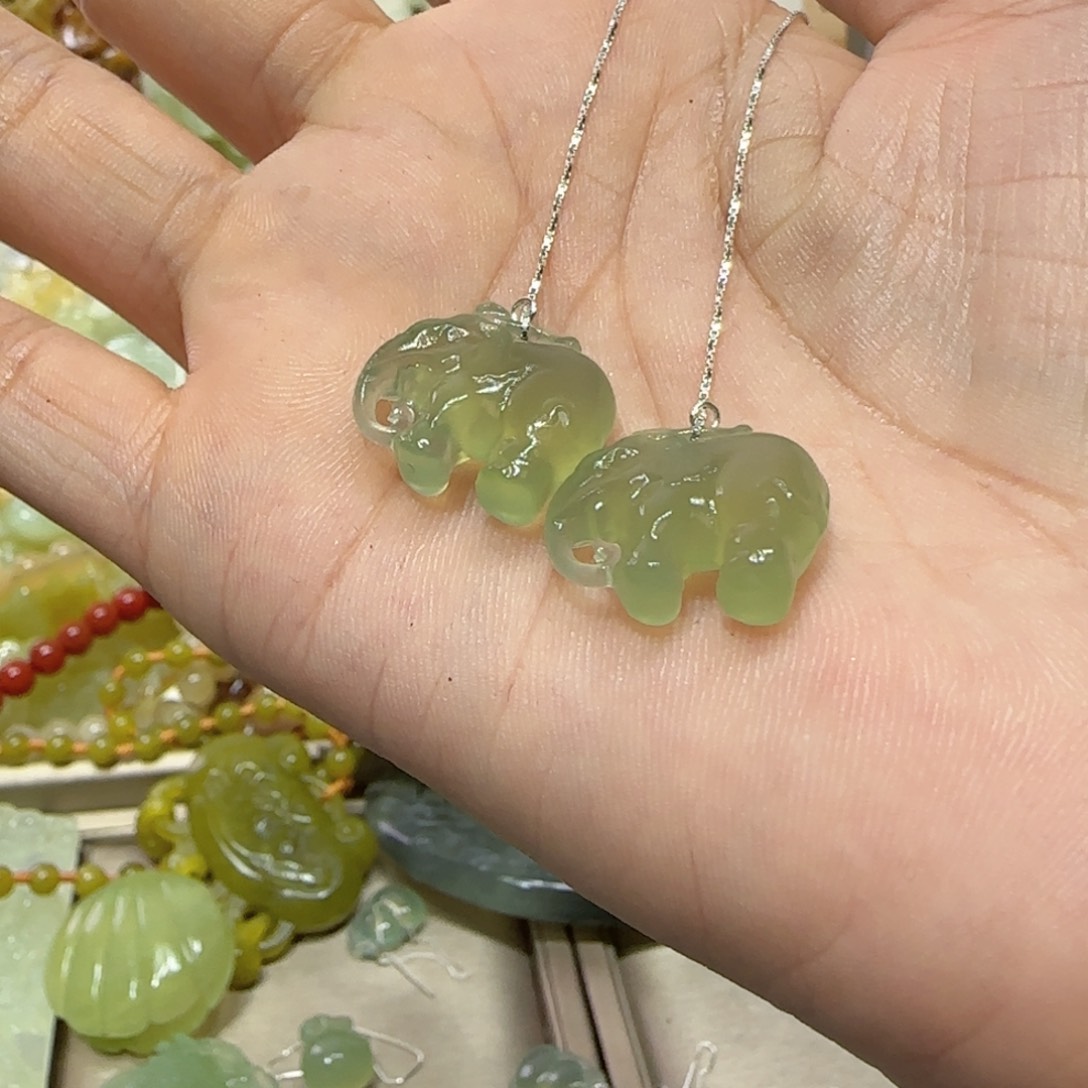 未镶嵌蛇纹石玉吊坠惹***走