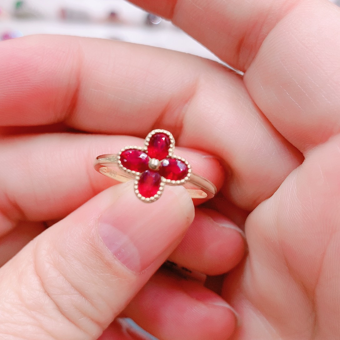 红宝石戒指18K金镶嵌