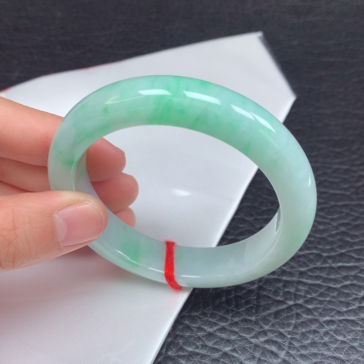 翡翠手镯未镶嵌。