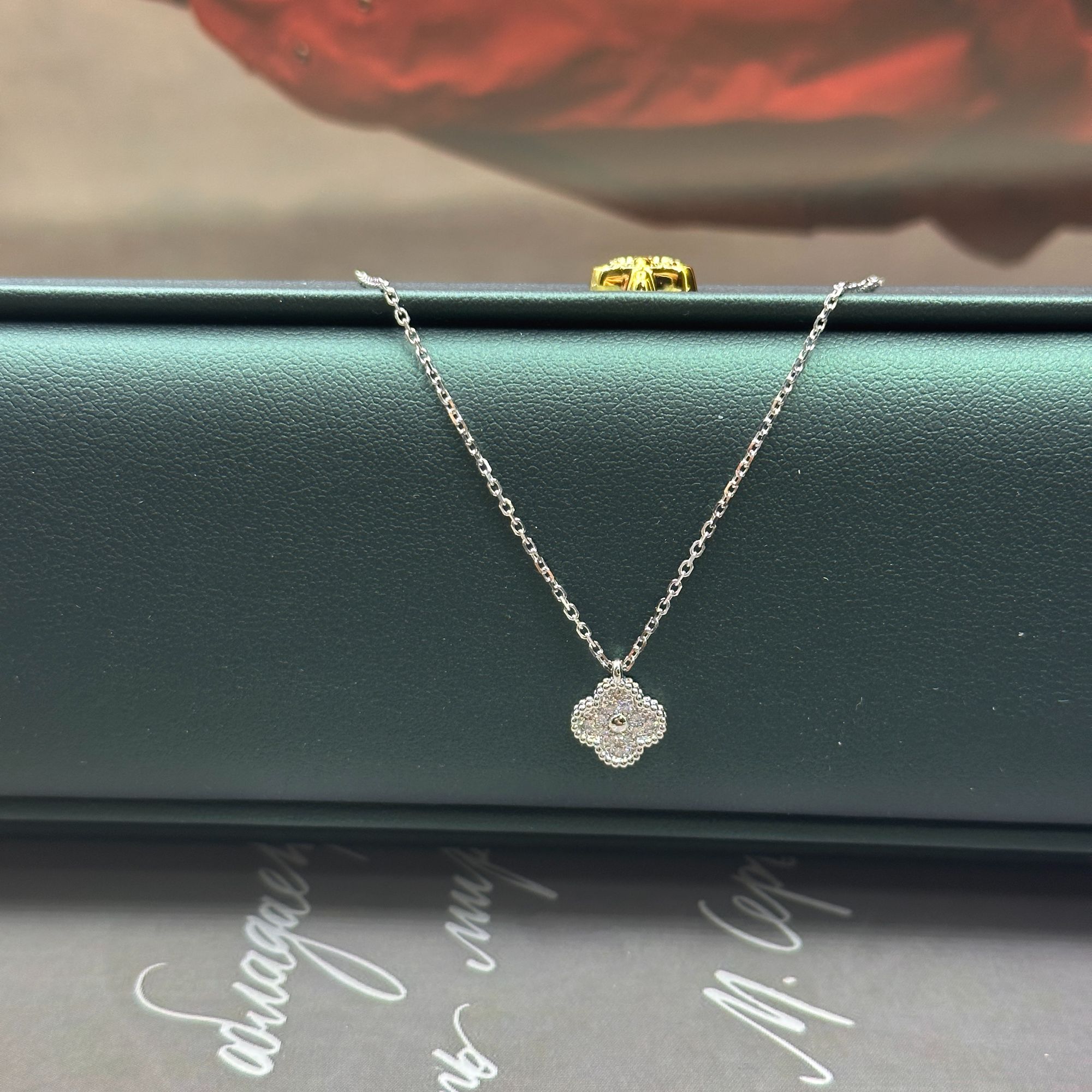 18K金小号9mm满钻单花项链K白轻奢轻奢轻奢时尚百搭经典气质单钻