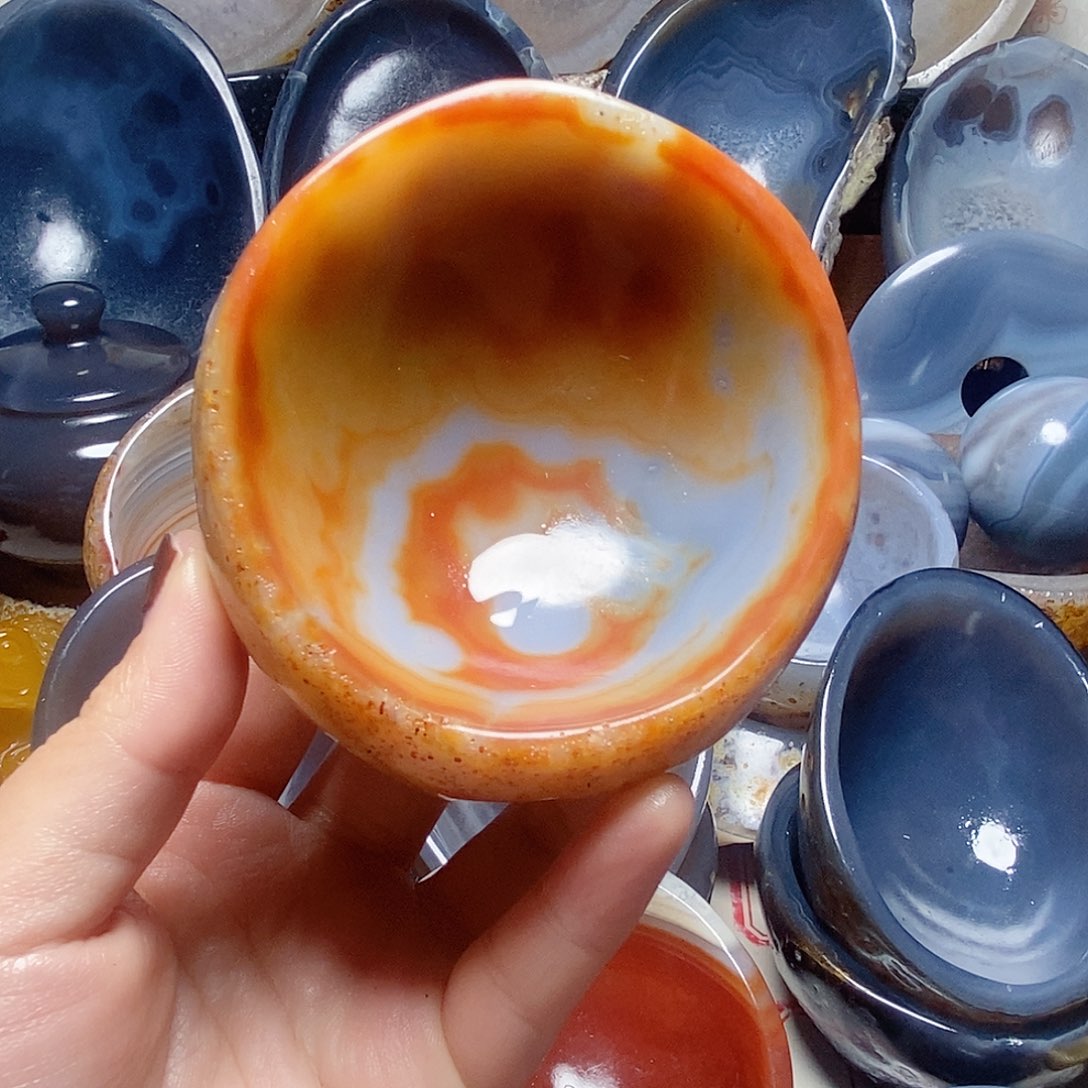 坐***时玛瑙/玉髓未镶嵌，