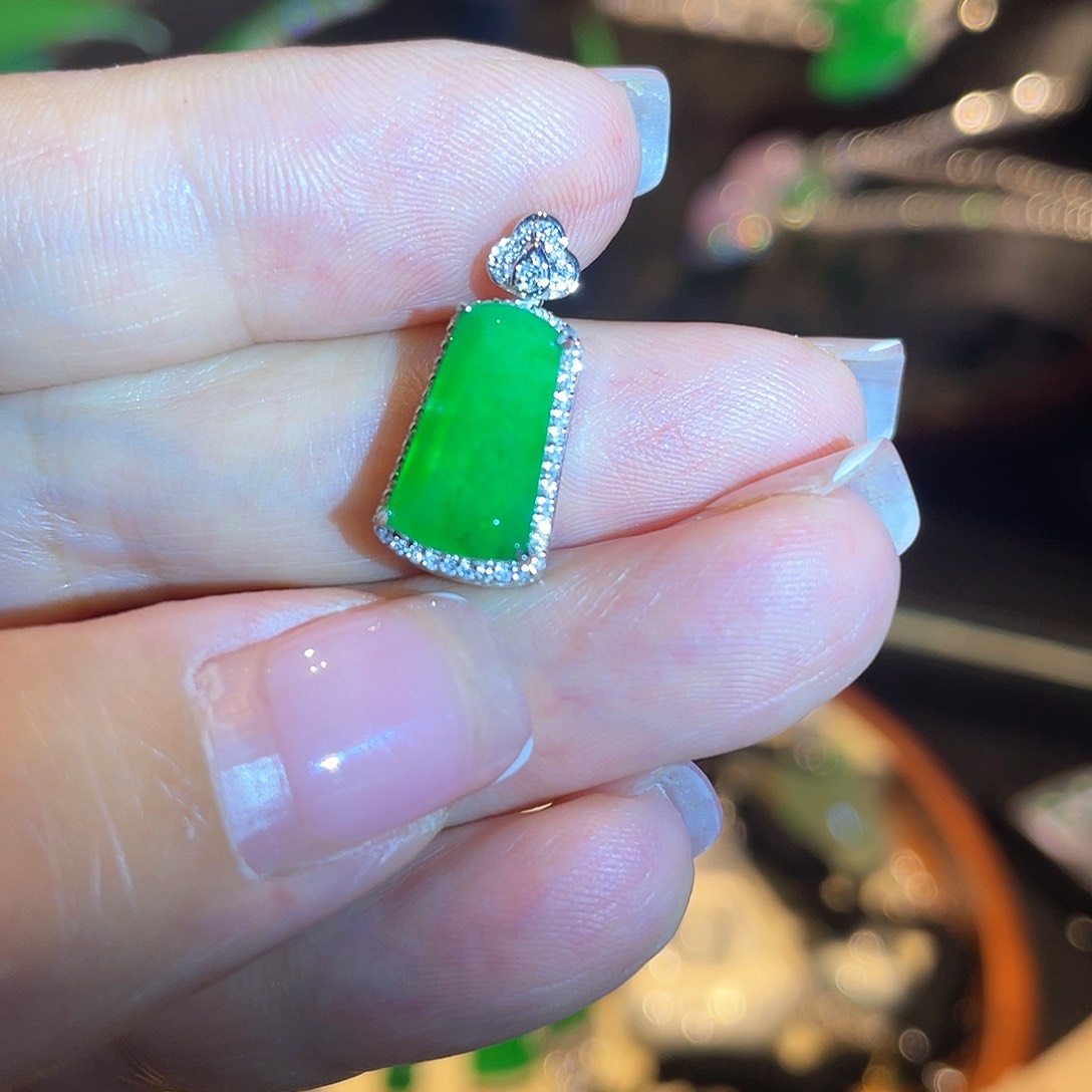 翡翠颈饰18K金镶嵌缅甸翡翠阳绿吊坠