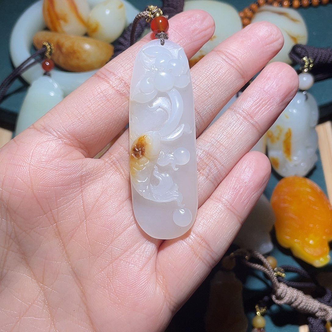 天***前和田玉未镶嵌颈饰