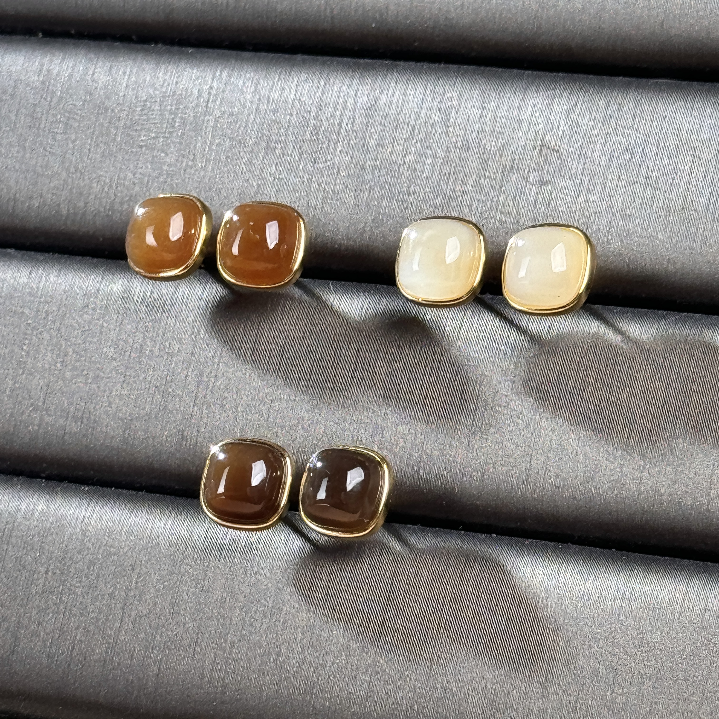 约7mm和田玉糖料银镶耳钉多样性发一