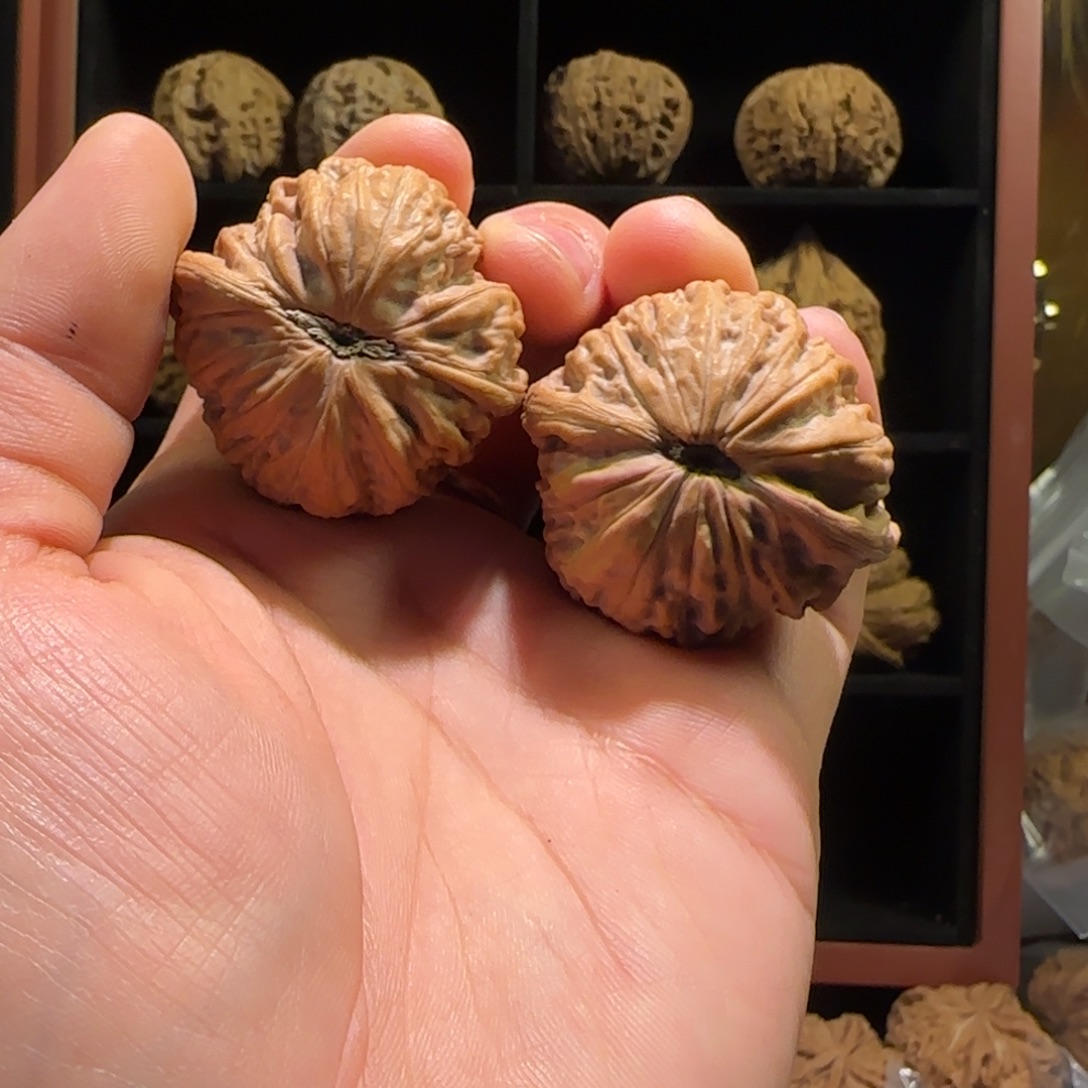 J***t桃核吊坠尖有浮黄铁锤256614