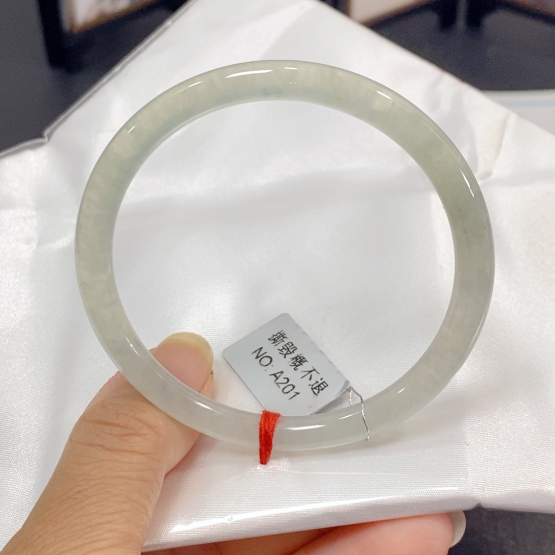 翡翠未镶嵌手镯（圆镯）手镯