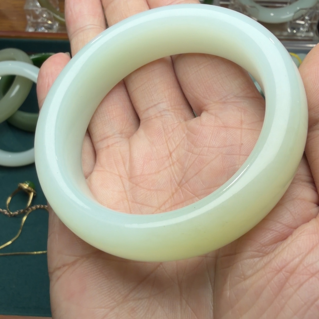 和田玉未镶嵌手镯