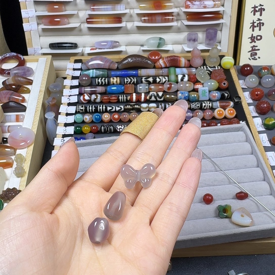 白***白玛瑙/玉髓未镶嵌颈饰