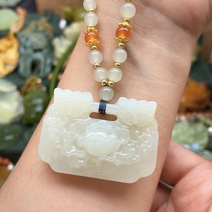 蛇纹石玉未镶嵌吊坠