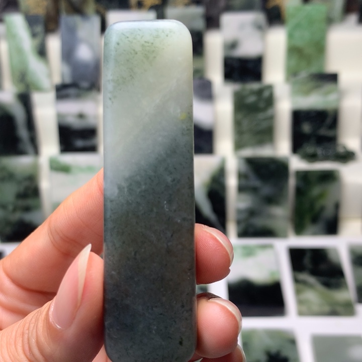 独山玉颈饰未镶嵌