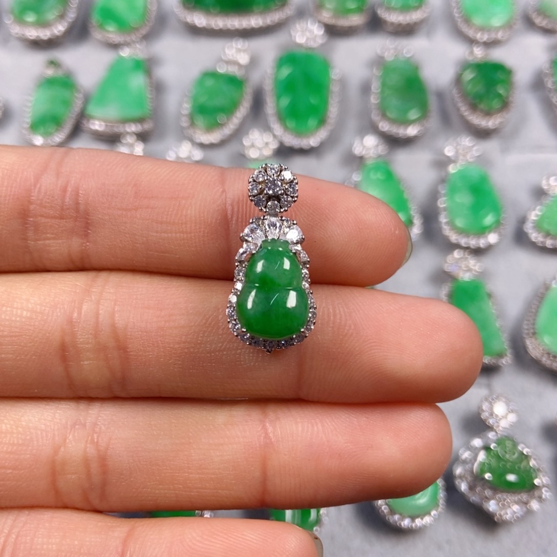 翡翠未镶嵌颈饰葫芦