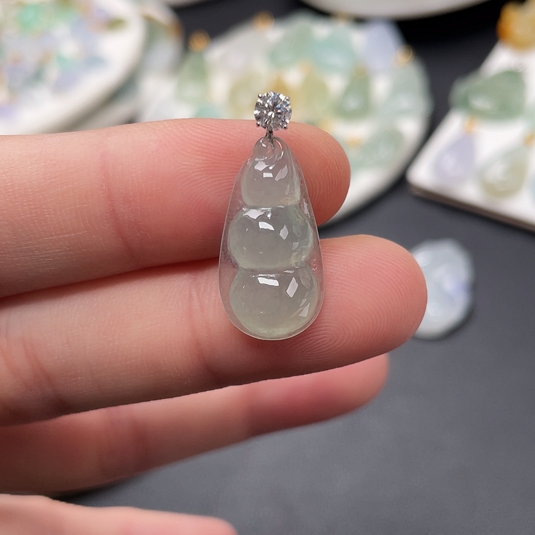 翡翠18K金镶嵌颈饰福豆