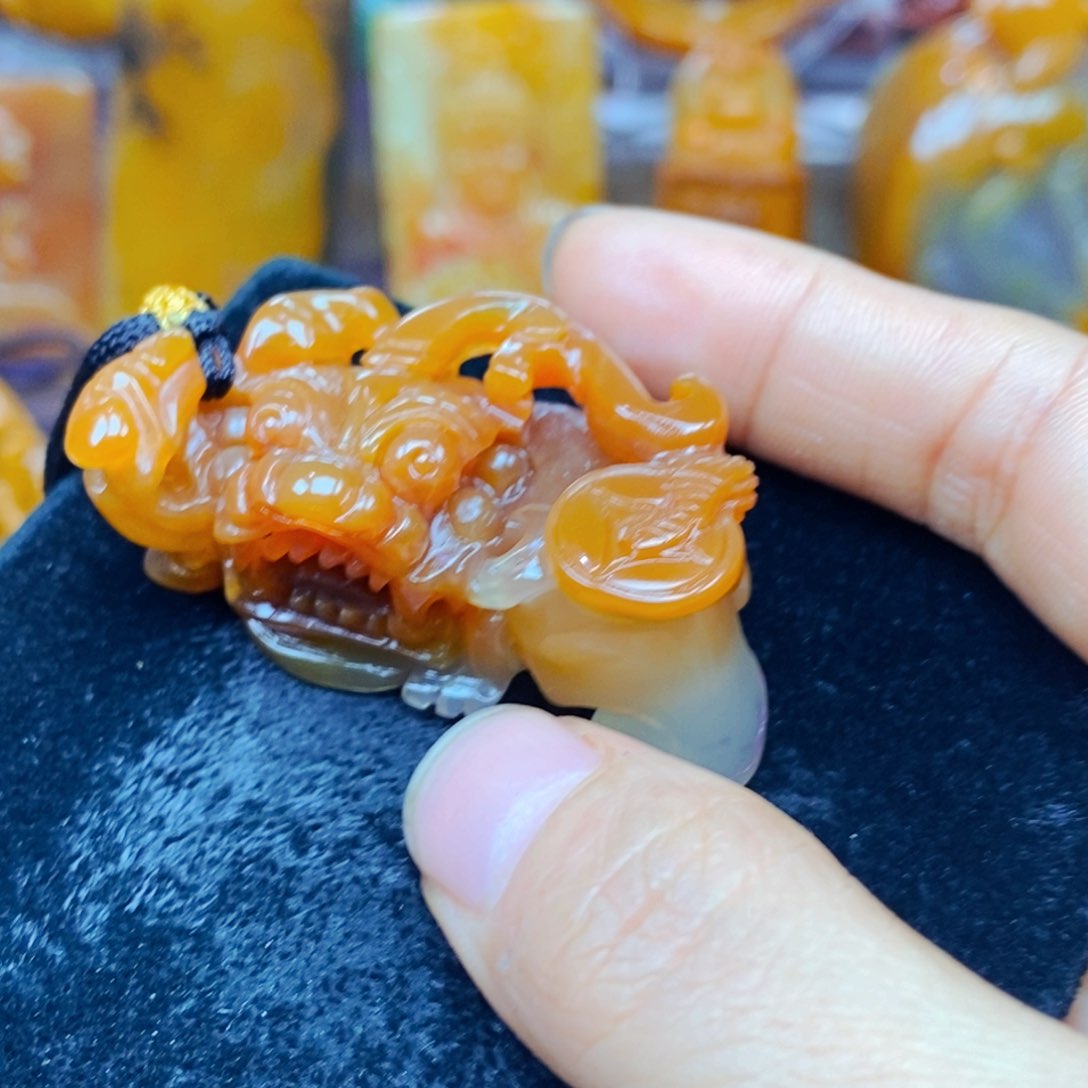 未镶嵌石英质玉（黄龙玉）颈饰