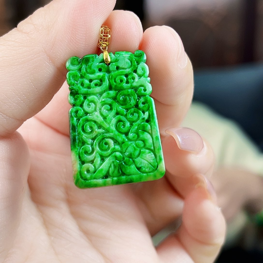 翡翠18K金镶嵌颈饰吊坠